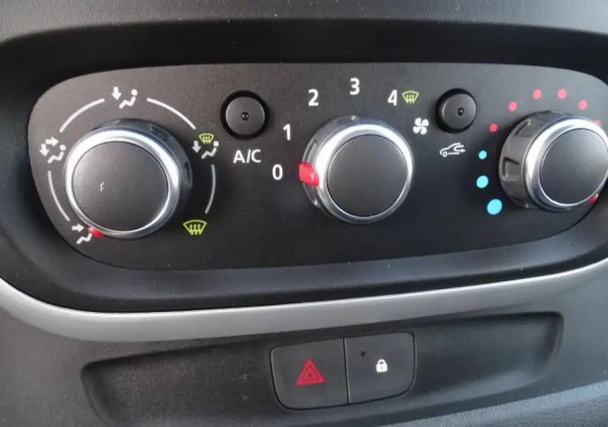 Gros plan sur les commandes de climatisation et verrouillage central du FIAT Talento Fourgon blanc, tableau de bord intérieur.