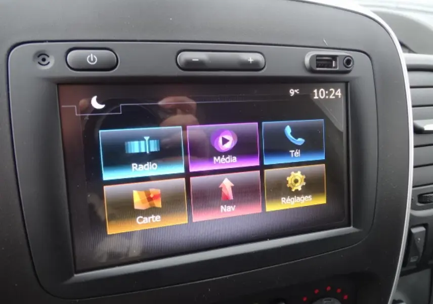 Écran tactile 7 pouces du système multimédia du Fiat Talento Fourgon blanc, affichant les options radio, média, téléphone, carte, navigation et réglages.