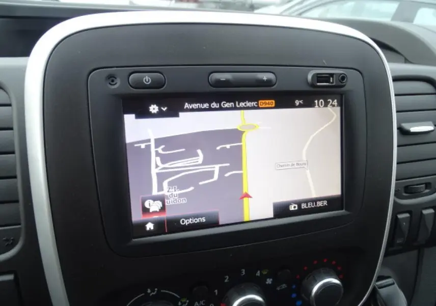 Vue rapprochée de l’écran tactile de navigation du Fiat Talento Fourgon blanc, affichant une carte routière.