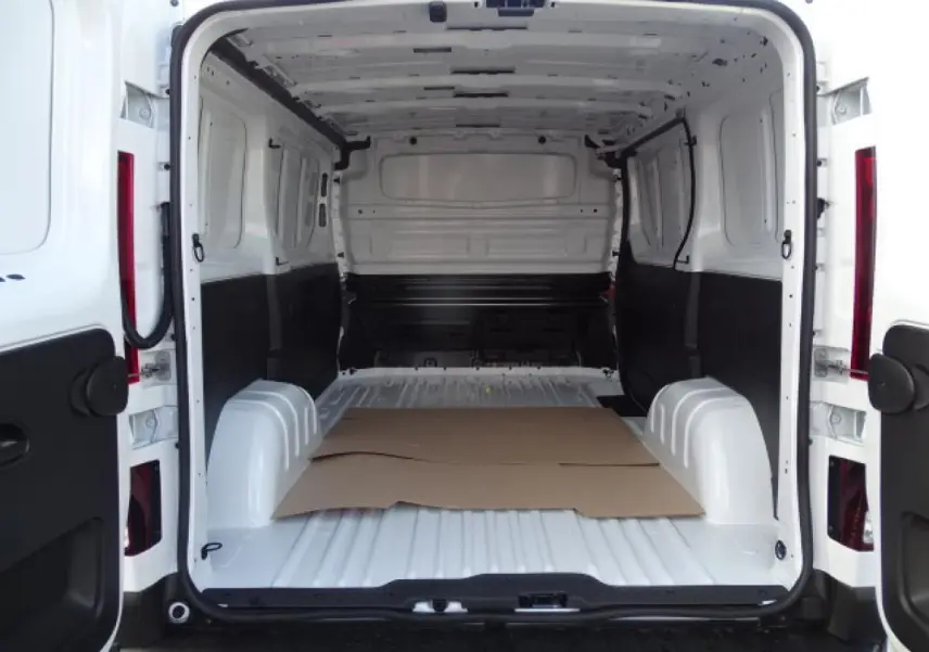 Vue arrière ouverte du fourgon blanc FIAT Talento 2020 montrant l'espace de chargement vide avec cloison tôlée.