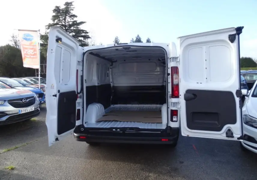 Vue arrière du FIAT Talento Fourgon blanc 2020 avec portes arrière tôlées ouvertes, montrant l'espace de chargement vide.