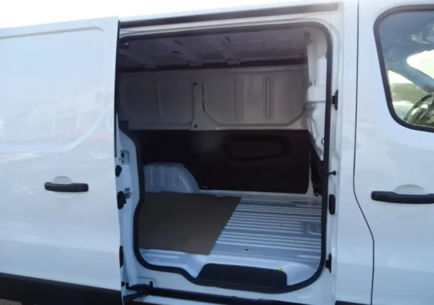 Vue latérale droite du FIAT Talento Fourgon blanc 2020 avec porte coulissante ouverte montrant l’espace de chargement vide.