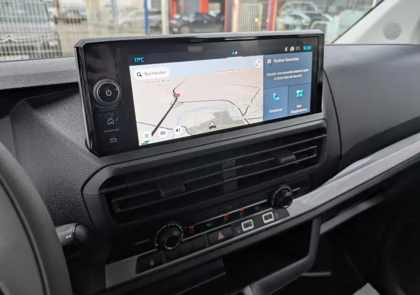 Vue rapprochée de la console centrale avec écran tactile affichant la navigation dans un Citroën Jumpy gris 2025.