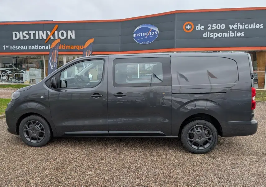Profil côté gauche d’un Citroën Jumpy XL gris métallisé avec porte coulissante et roues tôles peintes.