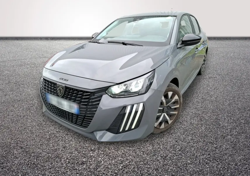 Peugeot 208 gris foncé vue 3/4 avant droit, phares LED allumés et signature lumineuse verticale distinctive.