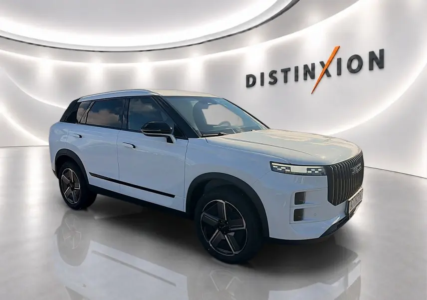 SUV JAECOO J7 blanc kaki en 3/4 avant droit, avec calandre verticale noire et vitres latérales surteintées.