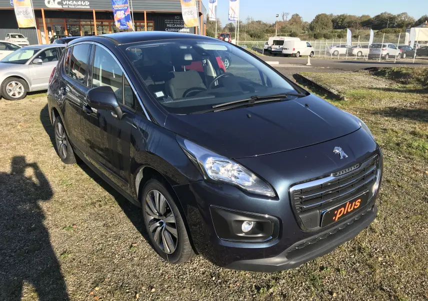 Peugeot 3008 Business bleu Bourrasque vue en 3/4 avant droit sur un parking ensoleillé avec plaques i-Plus.
