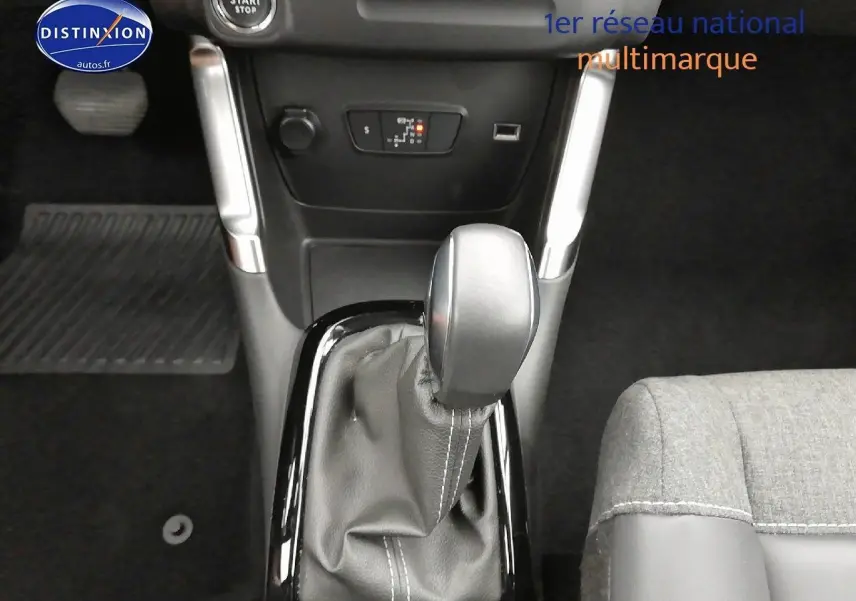 Le levier de vitesses automatique de la Citroën C3 Aircross 2022 en gros plan côté console centrale avec sellerie grise.