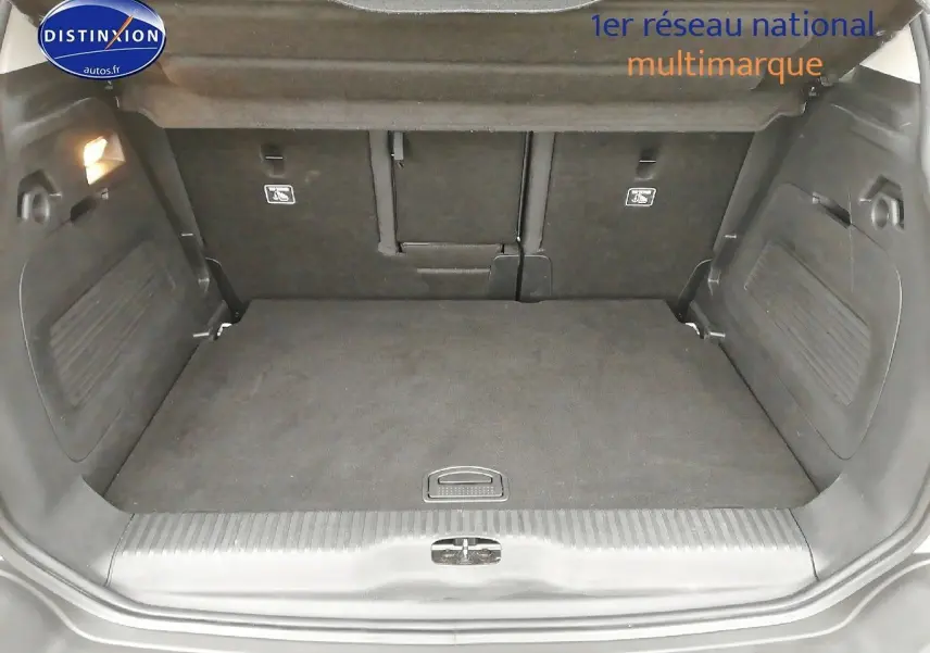 Coffre ouvert d'un Citroën C3 Aircross blanc polar, vue intérieure montrant l'espace de chargement vide et les dossiers arrière.