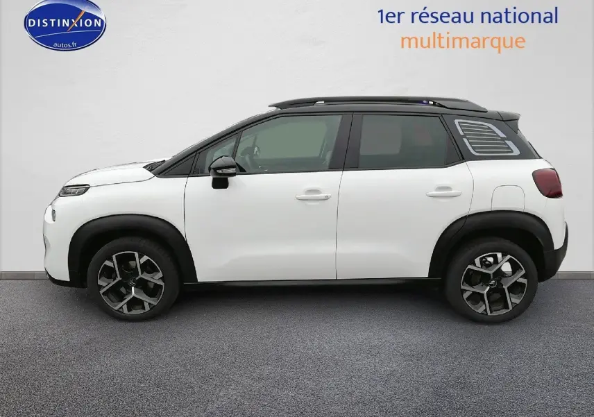 Profil gauche d'un Citroën C3 Aircross blanc polar avec toit noir et jantes alliage bicolores.