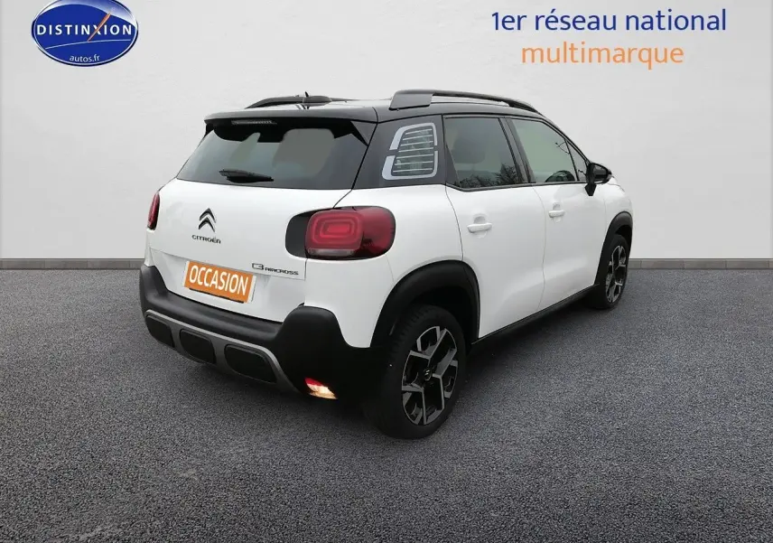Citroën C3 Aircross blanc polar vue 3/4 arrière droit avec toit noir et feux arrière distinctifs.