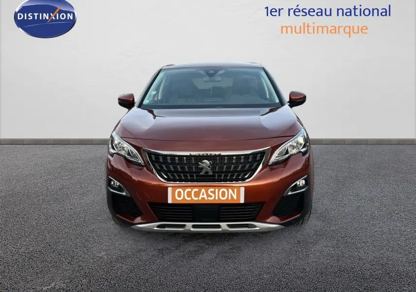 Peugeot 3008 Cooper Metal vue de face, mettant en valeur sa calandre distinctive et ses phares LED.