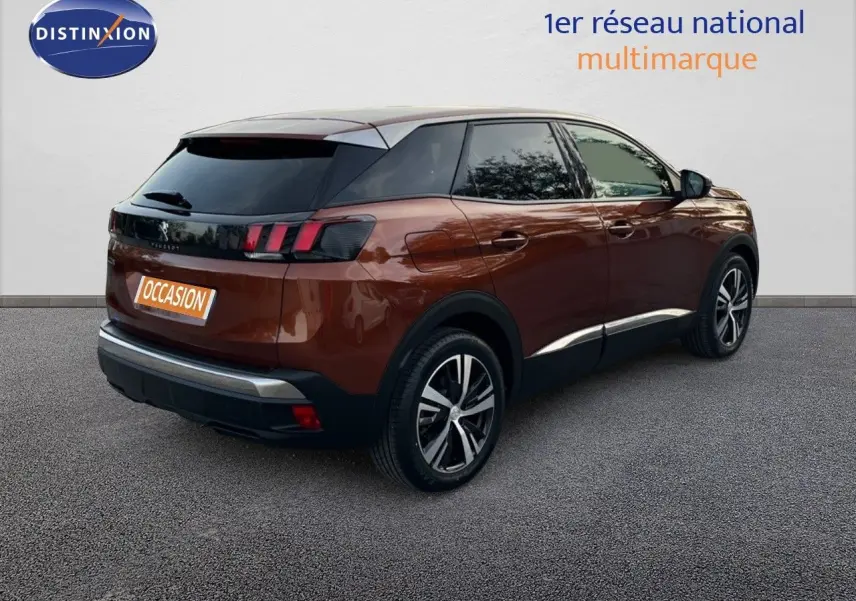Peugeot 3008 Cooper Metal vue 3/4 arrière droit, soulignant ses feux arrière à griffes et ses jantes alliage noires.