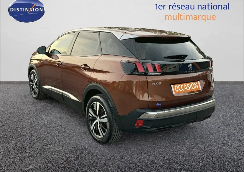 Vue 3/4 arrière droite d'un Peugeot 3008 Cooper Metal 2019 avec feux arrière à griffes et jantes alliage noires.