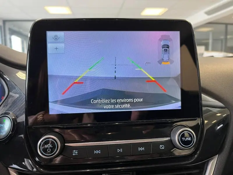 Écran tactile du système multimédia montrant la caméra de recul du Ford Puma blanc glacier, vue intérieure avant.