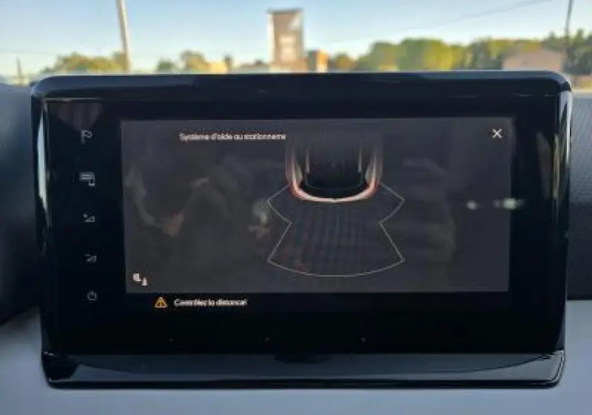 Écran tactile du système d'aide au stationnement arrière dans l'habitacle du SEAT Arona noir minuit.