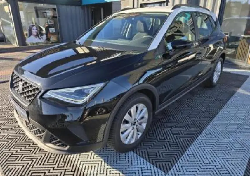SEAT Arona noir minuit avec toit contrasté, vue 3/4 avant mettant en valeur ses lignes modernes et jantes alliage.