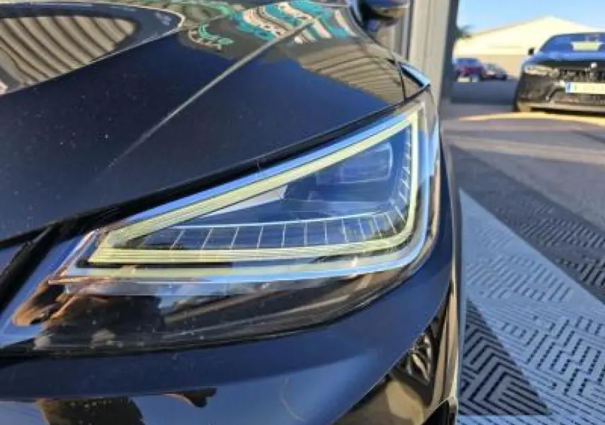 Gros plan sur le phare avant droit du SEAT Arona noir minuit avec toit contrasté, soulignant ses lignes LED modernes.