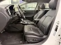 Intérieur avant droit du Kia Xceed 1.6 GDI 141 Premium blanc 2021, sièges cuir noirs et tableau de bord moderne.