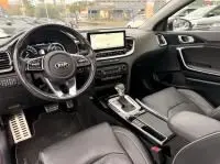 Intérieur noir du Kia Xceed 1.6 GDI 141 Premium 2021, vue du poste de conduite avec écran central et volant multifonction.
