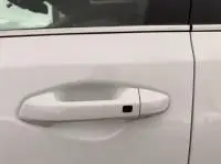 Gros plan sur la poignée de porte blanche d’une KIA Xceed 1.6 GDI hybride rechargeable, version 2021.