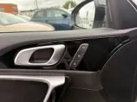 Détail de la poignée intérieure côté conducteur d'une KIA Xceed blanc 1.6 GDI hybride rechargeable, finition premium 2021.