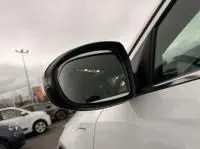 Rétroviseur côté droit d’un KIA Xceed blanc 1.6 GDI hybride rechargeable, vue rapprochée sur le côté avant du véhicule.