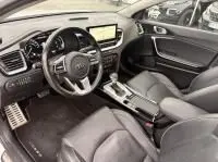 Intérieur du KIA Xceed 1.6 GDI blanc, vue côté conducteur, tableau de bord moderne avec écran tactile et finitions premium.