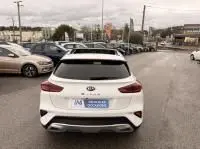 Vue arrière d'un KIA Xceed blanc 1.6 GDI hybride rechargeable 2021, avec feux LED et double sortie d'échappement visible.