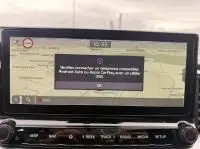 Vue de face intérieure du tableau de bord du KIA Xceed blanc 2021, affichant un message d'alerte sur l'écran central.