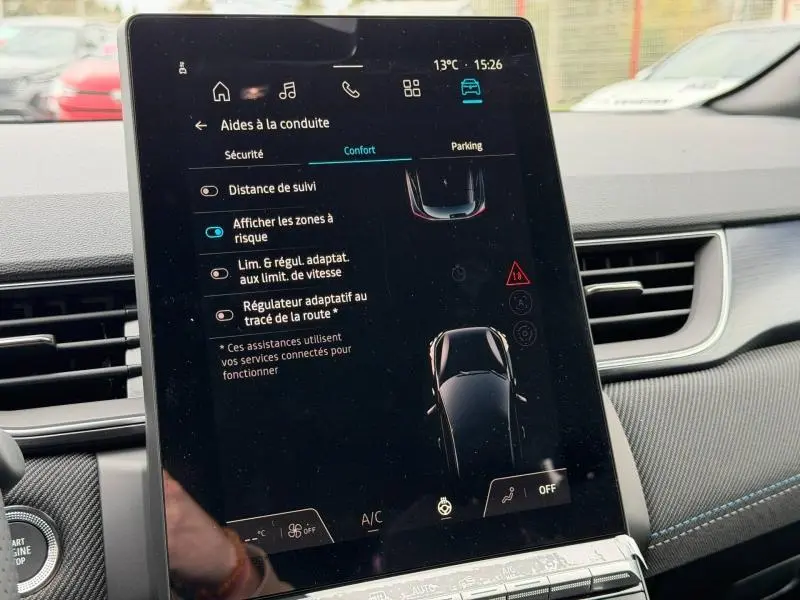 Écran tactile intérieur du Renault Captur 2026 affichant les aides à la conduite, avec détails en bleu et noir Etoilé.