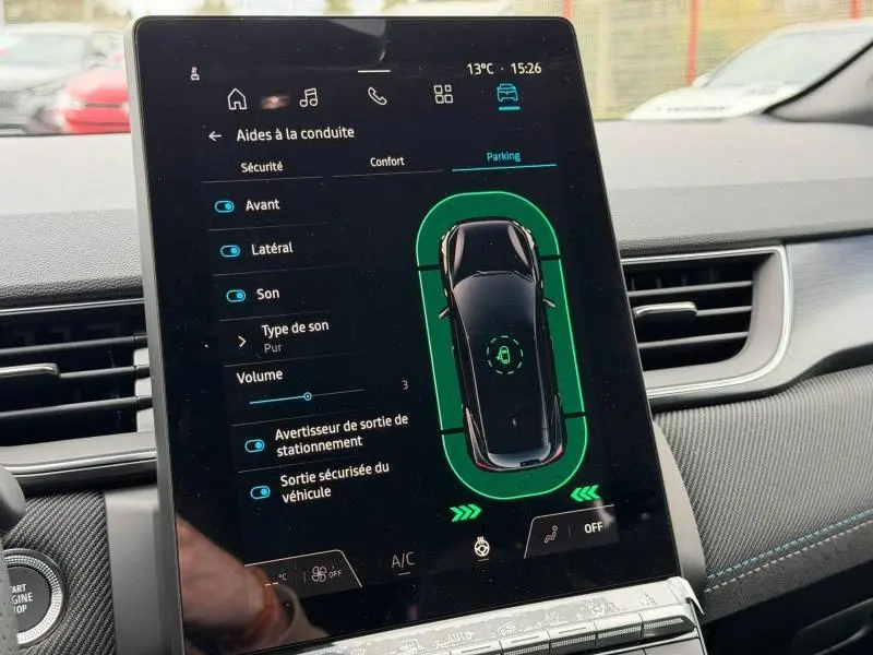Écran tactile intérieur du Renault Captur 2026 montrant l’aide à la conduite avec vue schématique du véhicule noir.