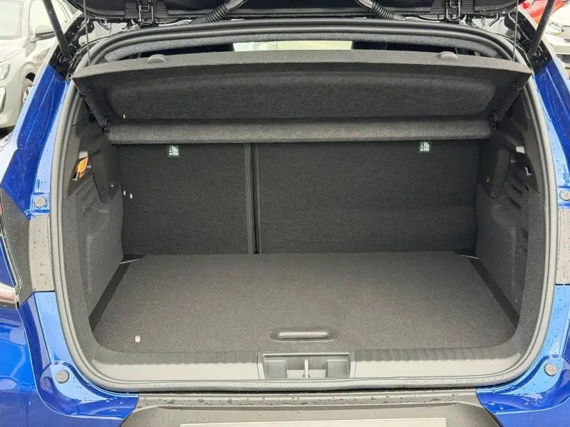 Coffre ouvert vu de l'arrière du Renault Captur 2026 Bleu Iron/Noir Etoilé, montrant un espace de chargement propre et spacieux.