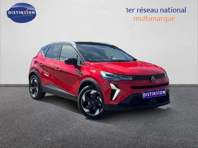 Renault Captur rouge vue 3/4 avant droit avec jantes noires et toit noir contrasté sur fond neutre.