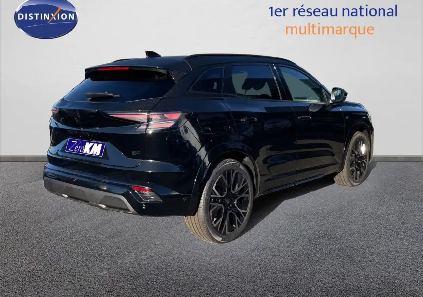 Renault Austral E-Tech hybride noir étoile métal en 3/4 arrière droit, avec jantes noires distinctives et lignes épurées.