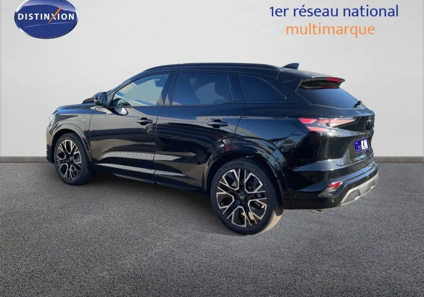 Vue 3/4 arrière droite du Renault Austral E-Tech Full Hybrid 200 Esprit Alpine noir étoile métal avec jantes bi-ton.