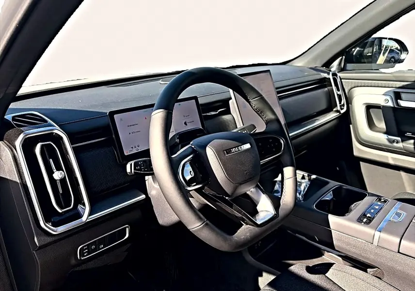 Vue intérieure côté conducteur du JAECOO J7 1.5 tgdi 224 select, volant multifonction noir et écran tactile double.