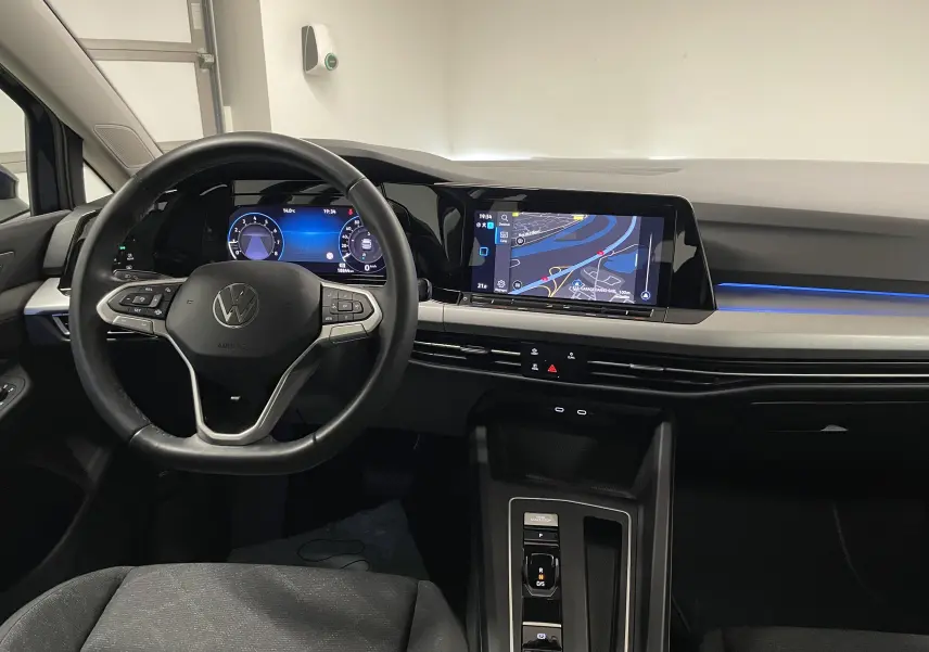 Intérieur avant de la Volkswagen Golf 1.0 TSI 110 DSG7 Life Plus 2023 avec tableau de bord numérique et écran tactile central.