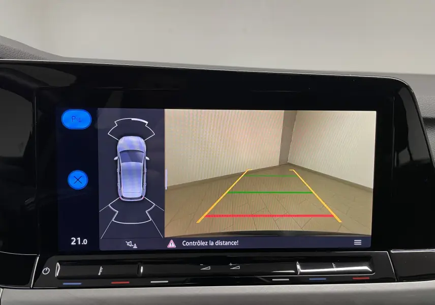 Écran de caméra de recul et capteurs de stationnement d'une Volkswagen Golf 2023, affichage intérieur moderne.