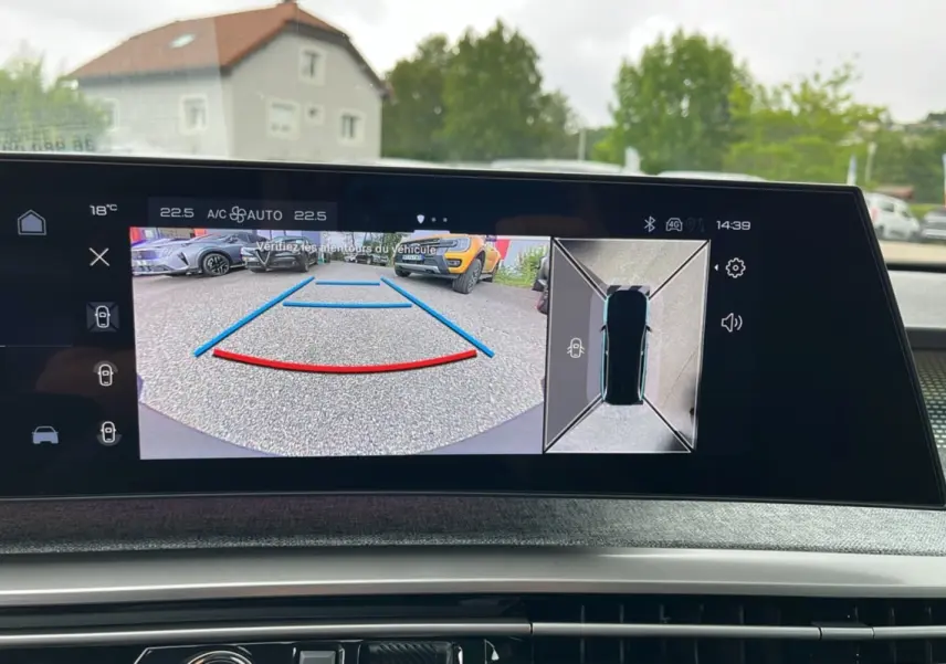 Écran central affichant la caméra 360° du Peugeot 5008 gris titane avec toit noir, vue arrière et dessus du véhicule.
