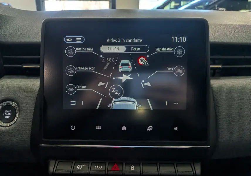 Écran central tactile montrant les aides à la conduite de la Renault Clio V gris Rafale, vue intérieure frontale.
