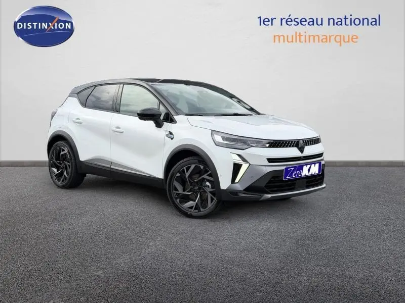 Renault Captur 2026 blanc nacré/noir étoile en 3/4 avant droit, avec jantes noires et feux LED distinctifs.