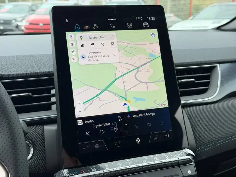 Écran tactile central affichant la navigation GPS dans l’habitacle du Renault Captur blanc nacré/noir étoile.