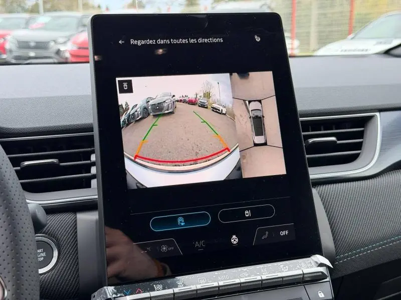 Écran tactile intérieur montrant la caméra de recul et la vue 360° du Renault Captur blanc nacré/noir étoile.