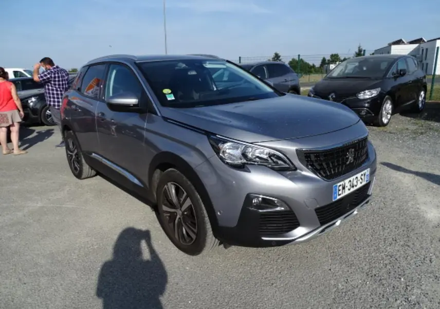 Peugeot 3008 gris Artense vue 3/4 avant droit, avec barres de toit aluminium et jantes noires.