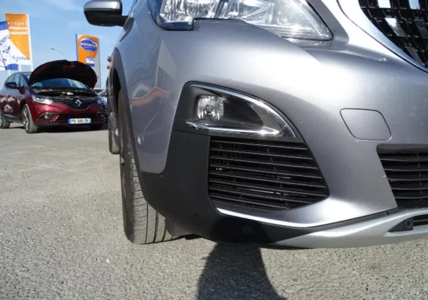 Gros plan sur l'avant droit gris Artense du Peugeot 3008 2017 avec calandre et antibrouillard visibles.