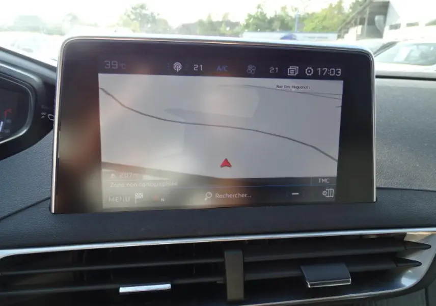 Vue rapprochée de l'écran tactile central du Peugeot 3008 gris Artense, affichant la navigation GPS en extérieur.