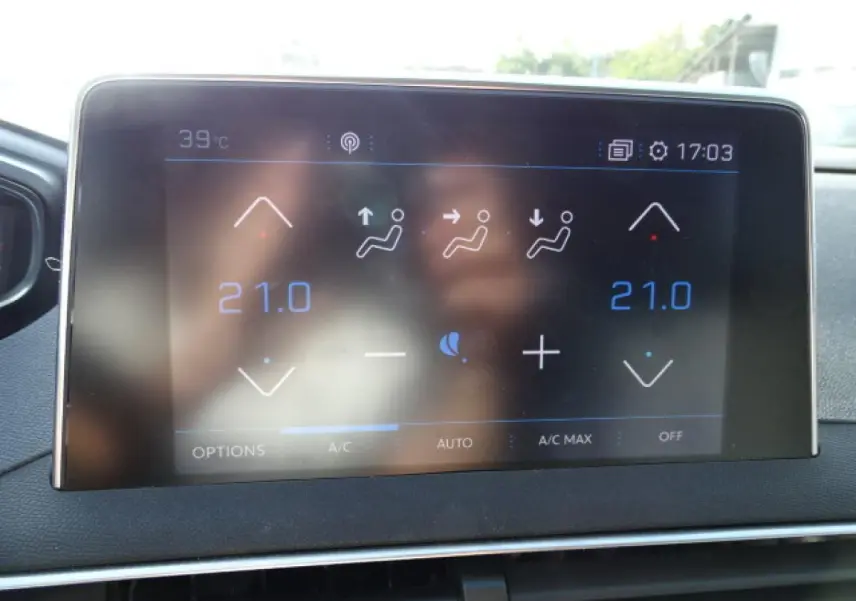 Écran tactile central du Peugeot 3008 2017 affichant la climatisation automatique bi-zone à 21°C.