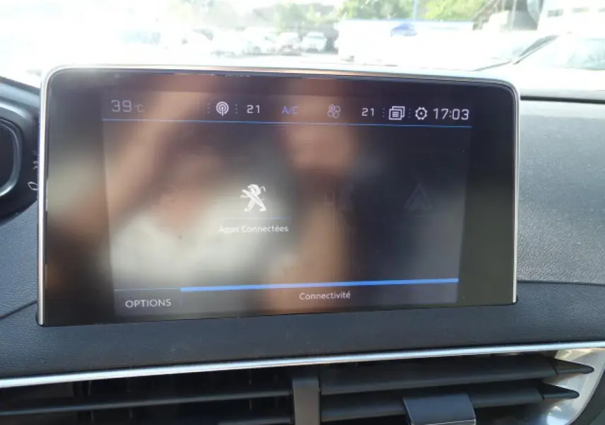 Écran tactile central du Peugeot 3008 2017 gris Artense, affichant les options de connectivité et la climatisation.
