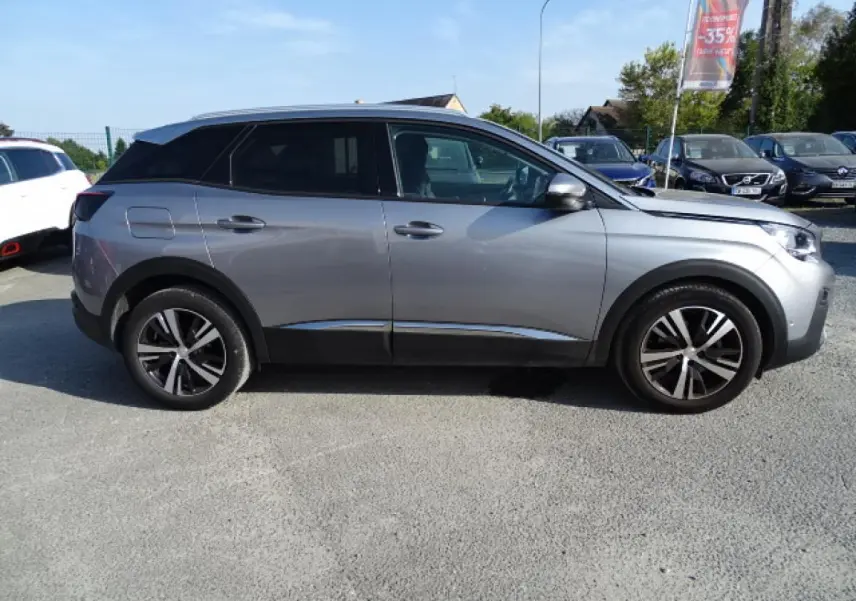 Profil droit d’un Peugeot 3008 gris Artense 2017 avec barres de toit aluminium et jantes alliage.